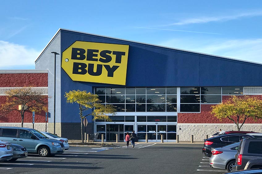 Best Buy storefront at Manalapan Commons shopping center.