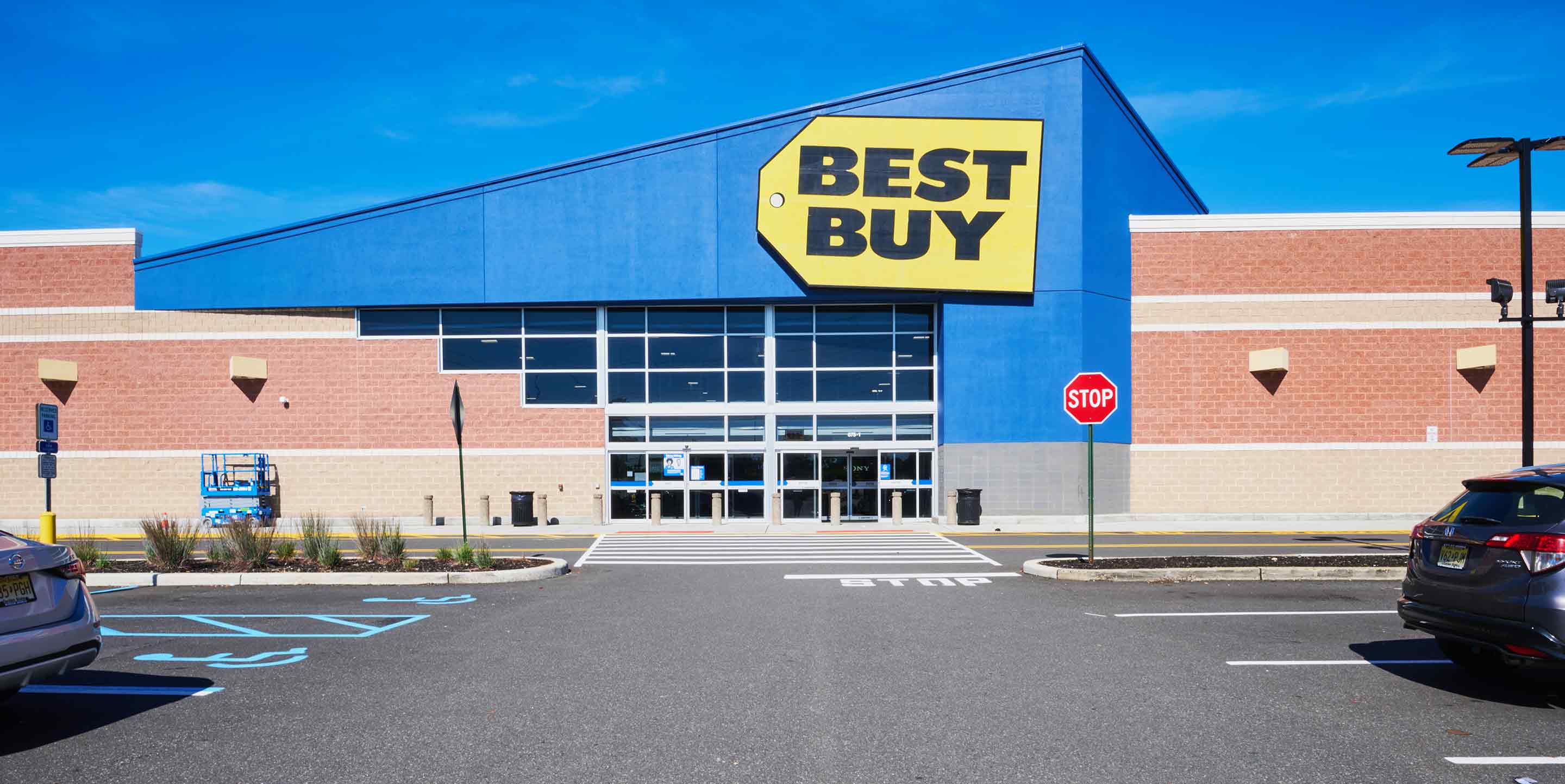 Best Buy storefront at The Plaza at Woodbridge shopping center.